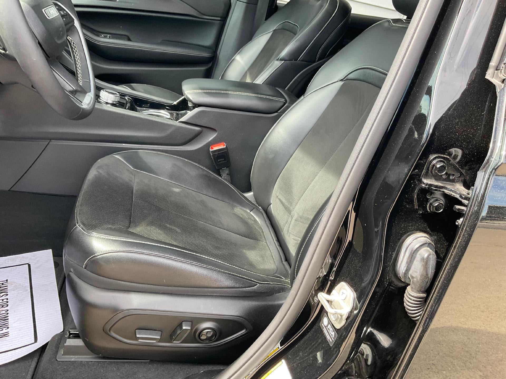2023 Jeep Grand Cherokee L Laredo 4x4